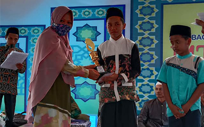 Juara Kaligrafi se-OKU Timur